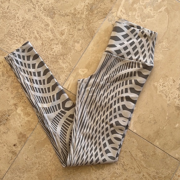 ALO Yoga Leggings - Picture 2 of 8